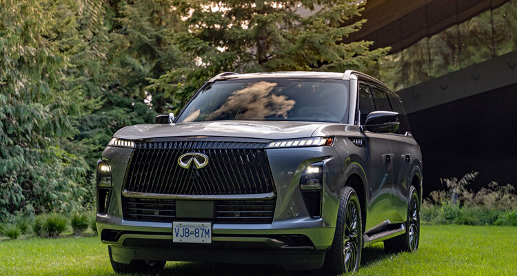 2025-Infiniti-QX80-front-three-quarters