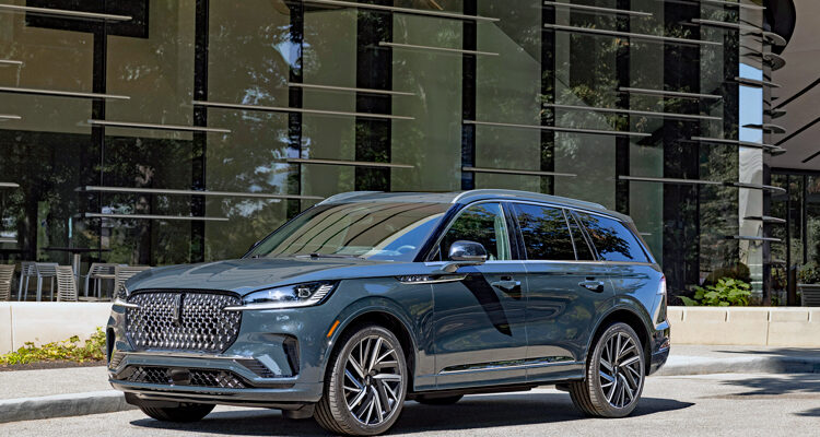 Lincoln-Aviator-Black-Label_Cenote-Green_01