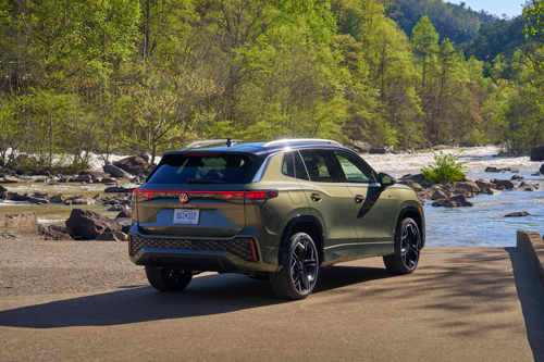2026-Volkswagen-Tiguan-Turbo-Highline-R-Line-rear-three-quarters