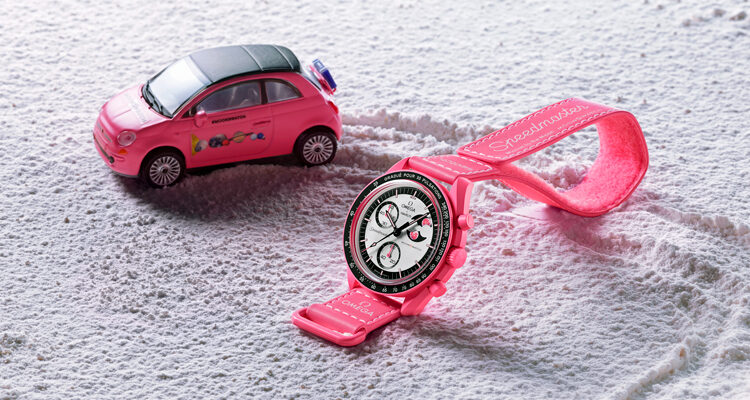Moonswatch_PinkMoon_ambiance-Fiat500
