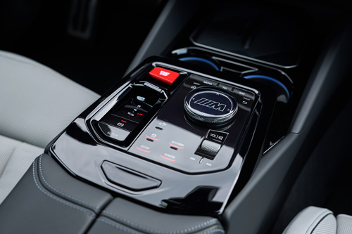 2025-BMW-M5-Touring-centre-console