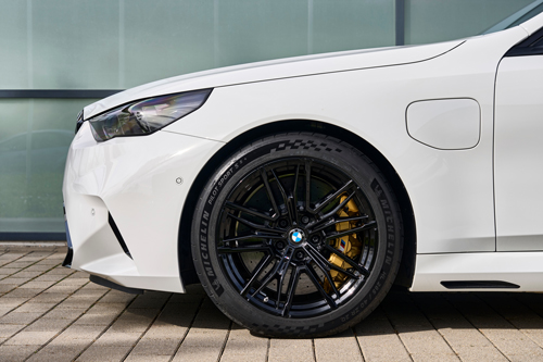 2025-BMW-M5-Touring-wheel