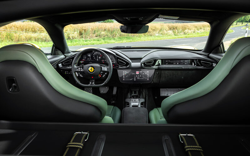 2025-Ferrari-12Cilindri-cockpit