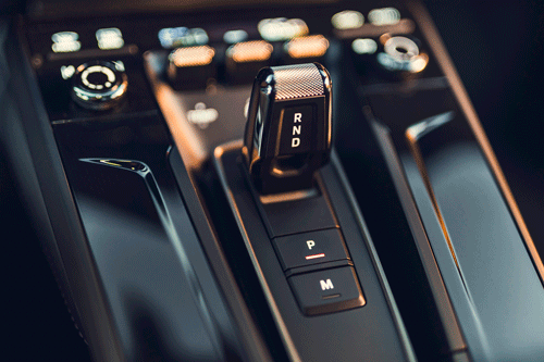 2025-Porsche-911-S-Cabriolet-gearshift