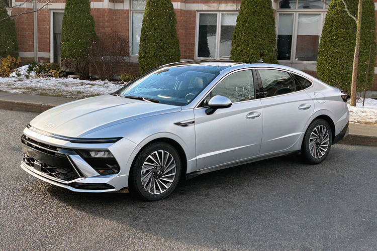 2026-Hyundai-Sonata-Hybrid-front-three-quarters