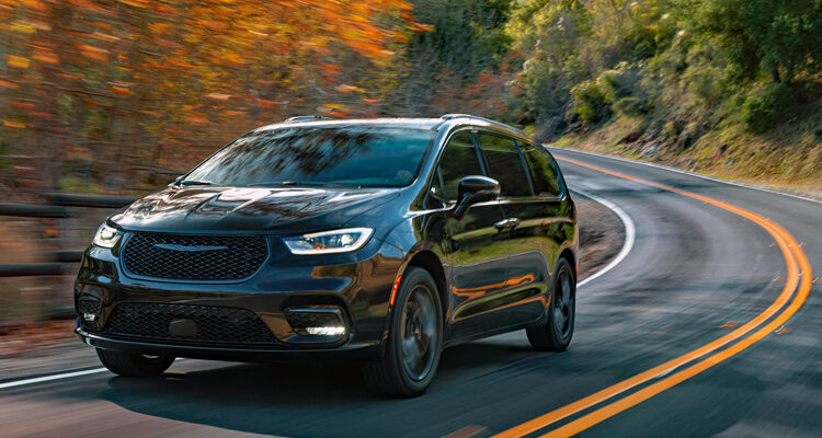 2026-Chrysler-Pacifica-driving
